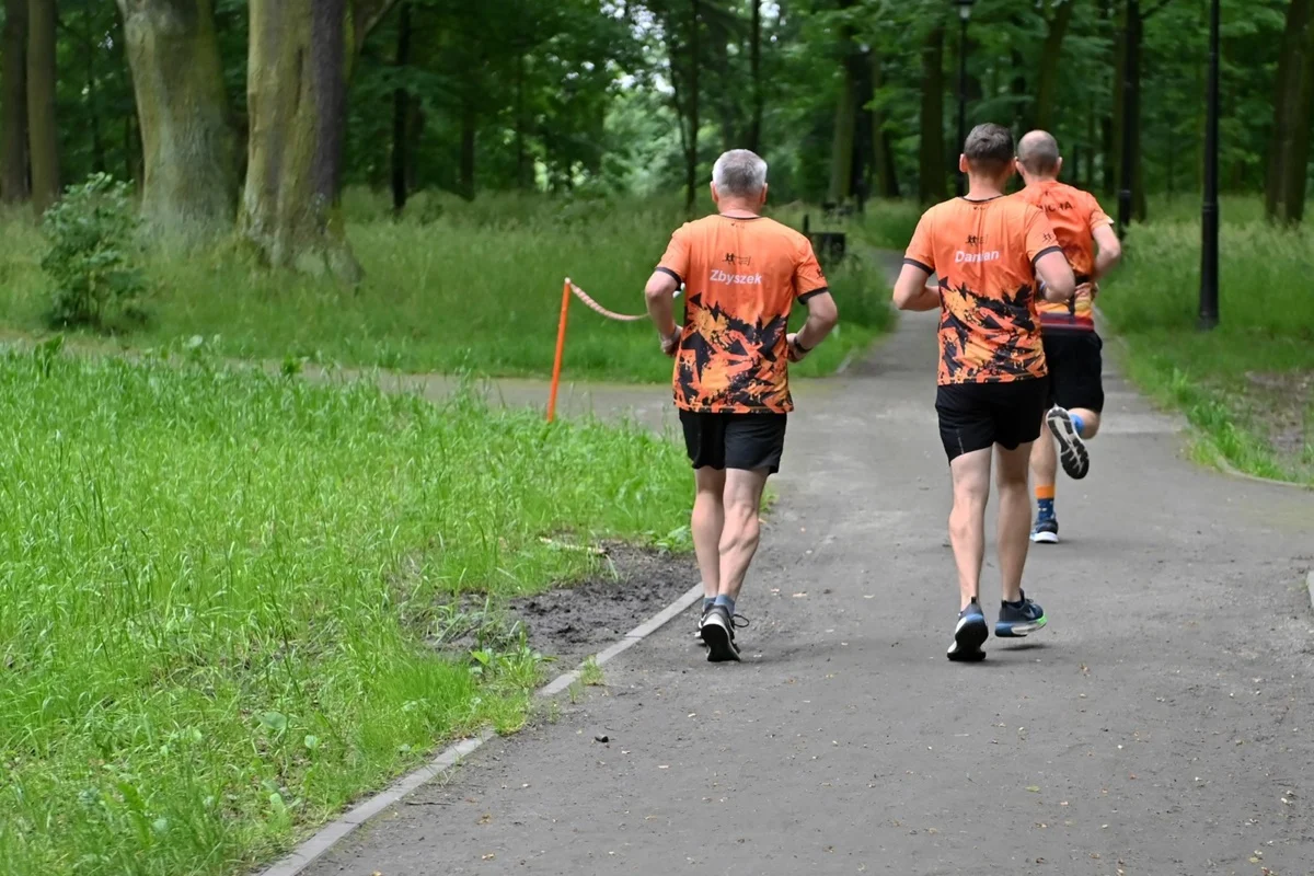 Biegacze z Miechowic pokonali 1302 km dla bezdomnych zwierząt! [GALERIA]