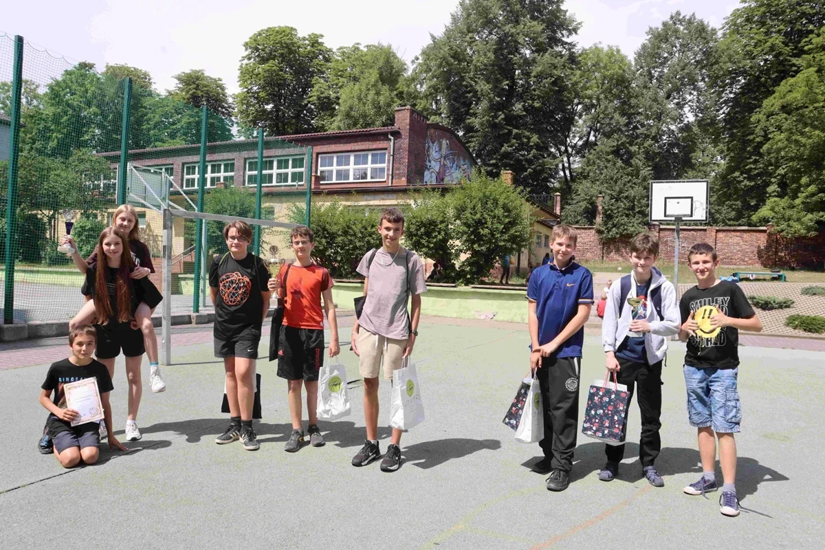 Z przeszłości do teraźniejszości. Szlakiem historii z uczniami