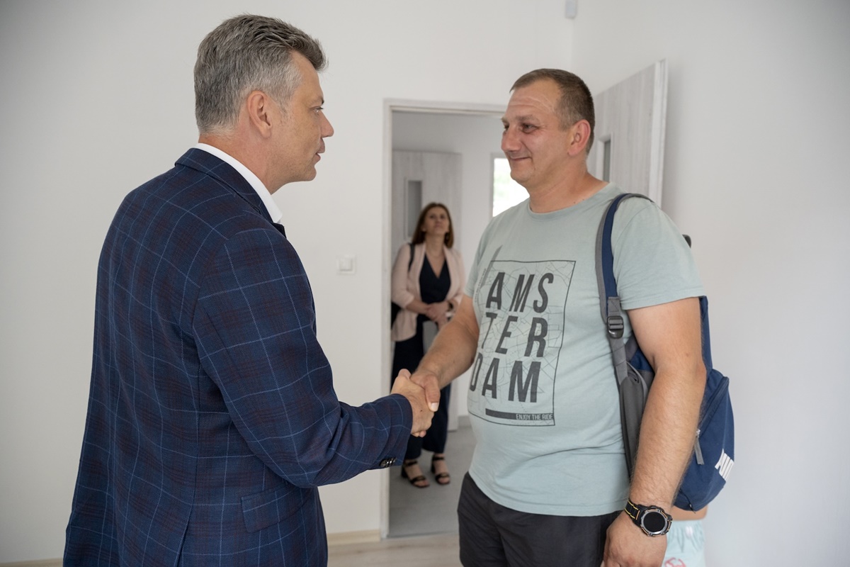 Sześć rodzin odbiera klucze do odnowionych mieszkań socjalnych przy ul. Zabrzańskiej 126