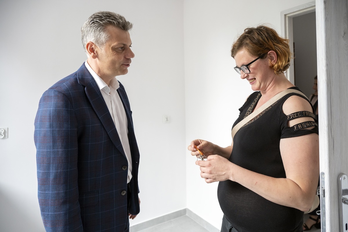 Sześć rodzin odbiera klucze do odnowionych mieszkań socjalnych przy ul. Zabrzańskiej 126