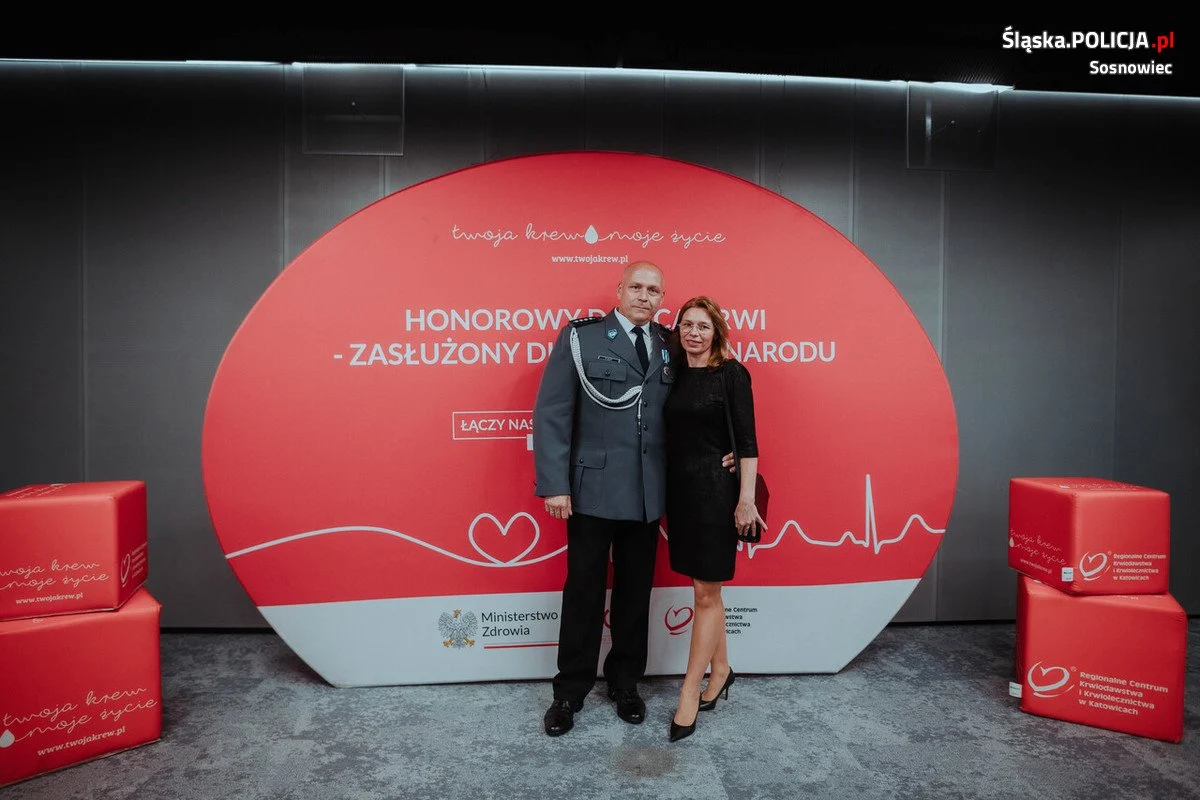 Dzielnicowy z Sosnowca z odznaką „Honorowy Dawca Krwi – Zasłużony dla Zdrowia Narodu”