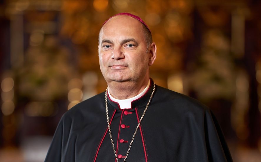 Były biskup udzielił bierzmowania. Kolejna afera z Kaszakiem. Miał prawo?