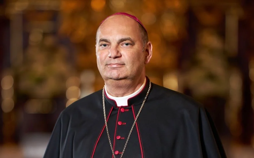 Były biskup udzielił bierzmowania. Kolejna afera z Kaszakiem. Miał prawo?