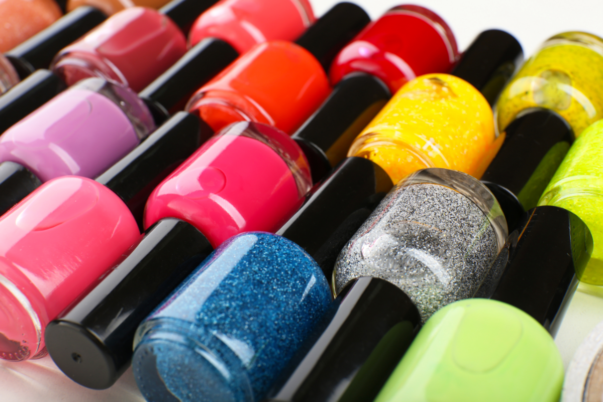 Czym się kierować, wybierając lakiery hybrydowe do salonu?