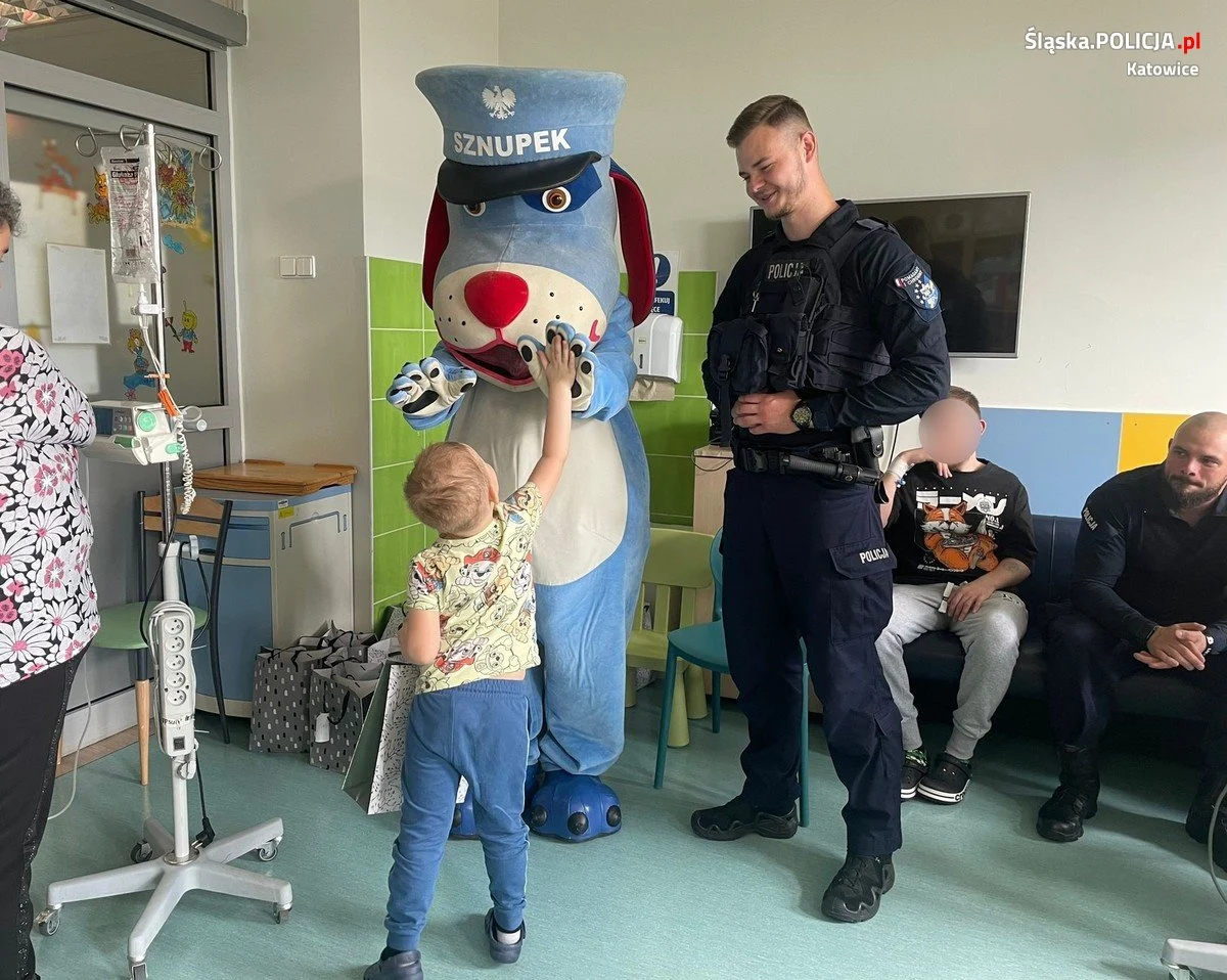 Dzień Dziecka w szpitalu: Policjanci i Sznupek nieśli radość chorym maluchom!