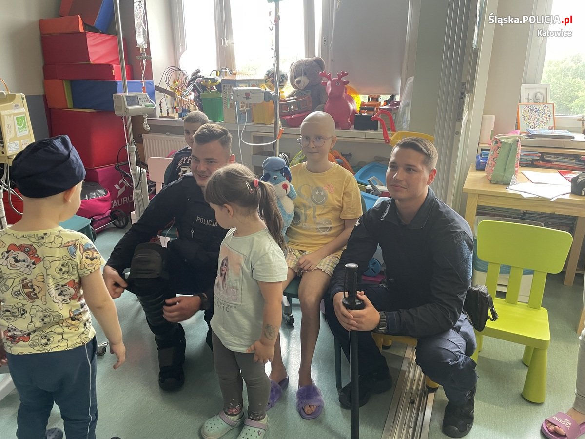 Dzień Dziecka w szpitalu: Policjanci i Sznupek nieśli radość chorym maluchom!