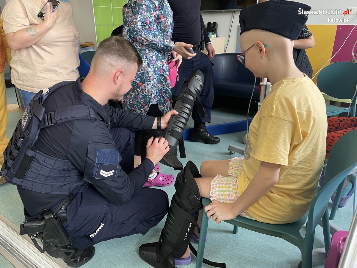 Dzień Dziecka w szpitalu: Policjanci i Sznupek nieśli radość chorym maluchom!