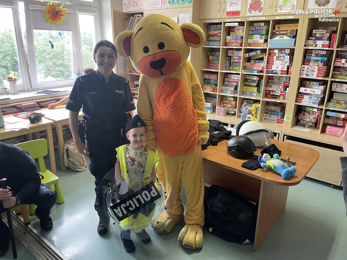 Dzień Dziecka w szpitalu: Policjanci i Sznupek nieśli radość chorym maluchom!