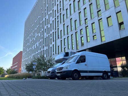 samochody-pod-biurowcem