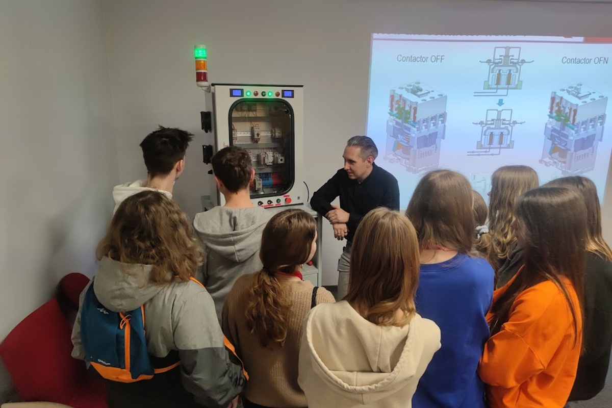 Nowe pracownie i symulatory w katowickich szkołach dzięki dofinansowaniu