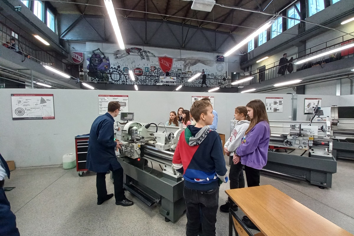 Nowe pracownie i symulatory w katowickich szkołach dzięki dofinansowaniu