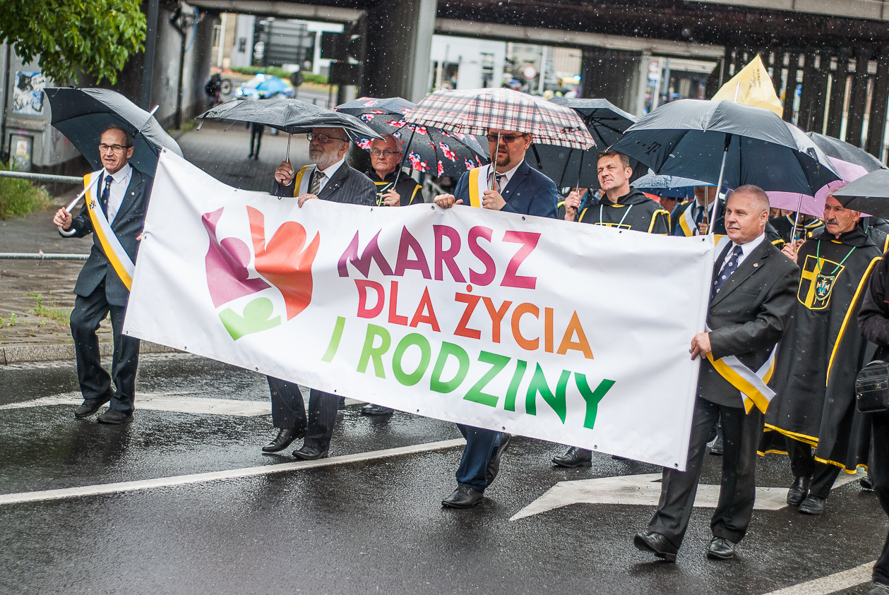 Marsz w strugach deszczu - dla życia i rodziny [FOTORELACJA]