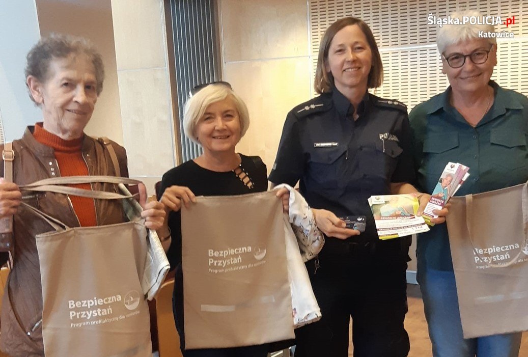 Bezpieczny senior współpracuje z policjantami