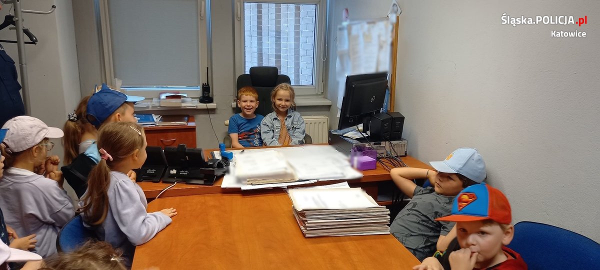 Przedszkolaki w Komisariacie Policji: Jak dbać o bezpieczeństwo podczas wakacji?