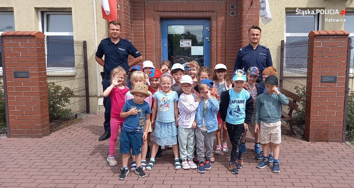 Przedszkolaki w Komisariacie Policji: Jak dbać o bezpieczeństwo podczas wakacji?