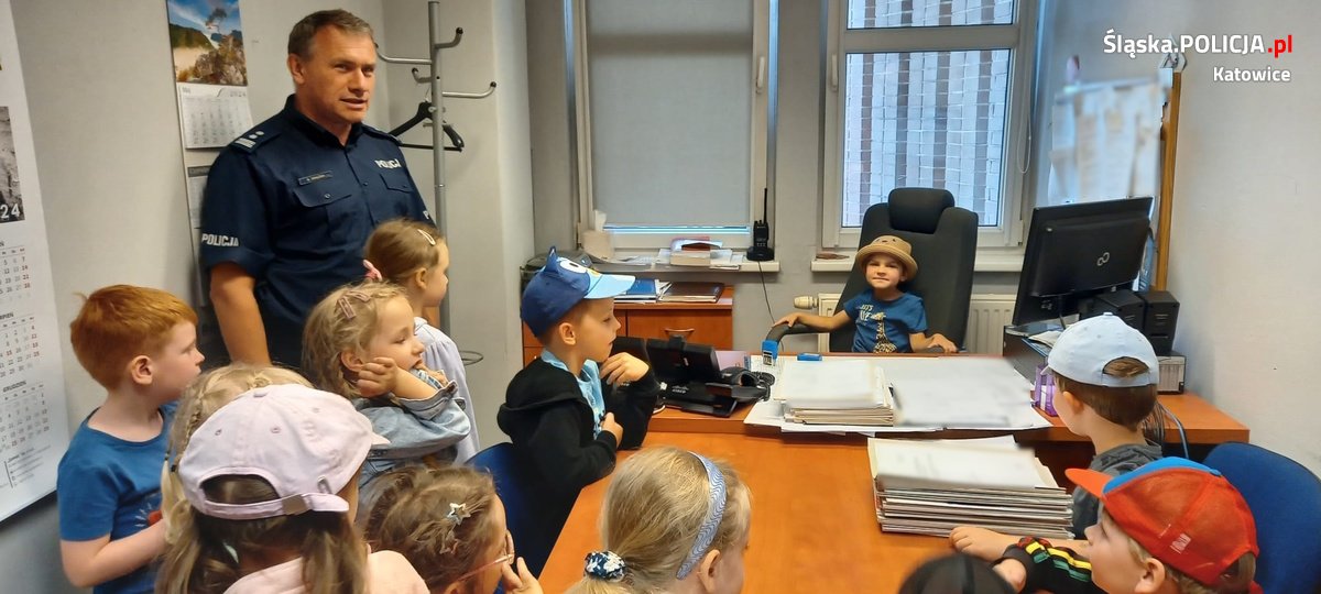 Przedszkolaki w Komisariacie Policji: Jak dbać o bezpieczeństwo podczas wakacji?
