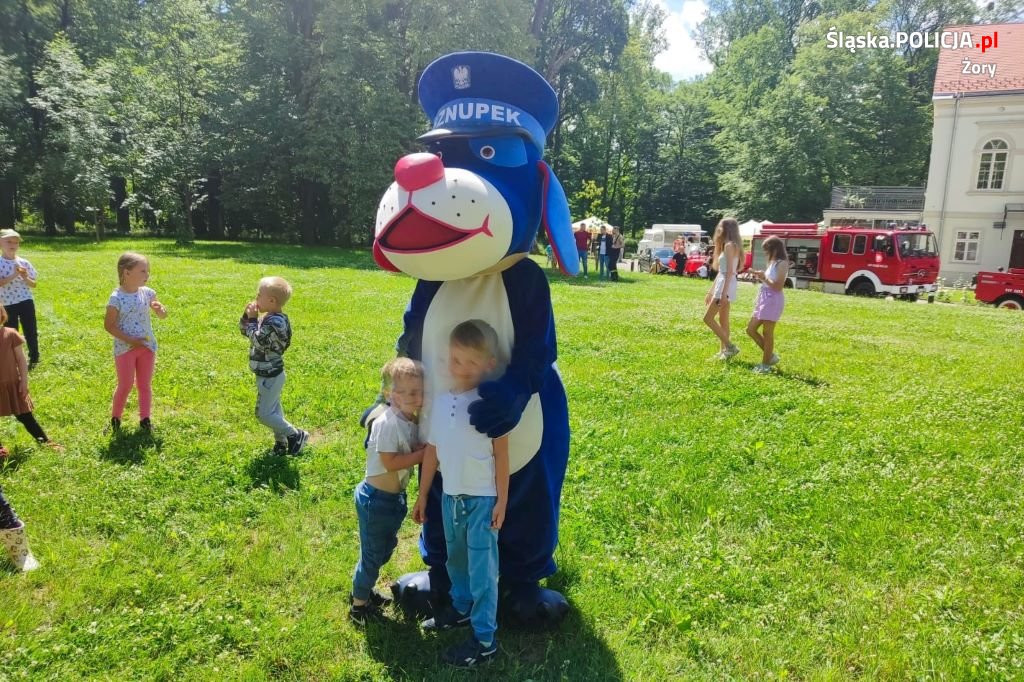 Obchody Dnia Dziecka z udziałem Sznupka i żorskich stróżów prawa
