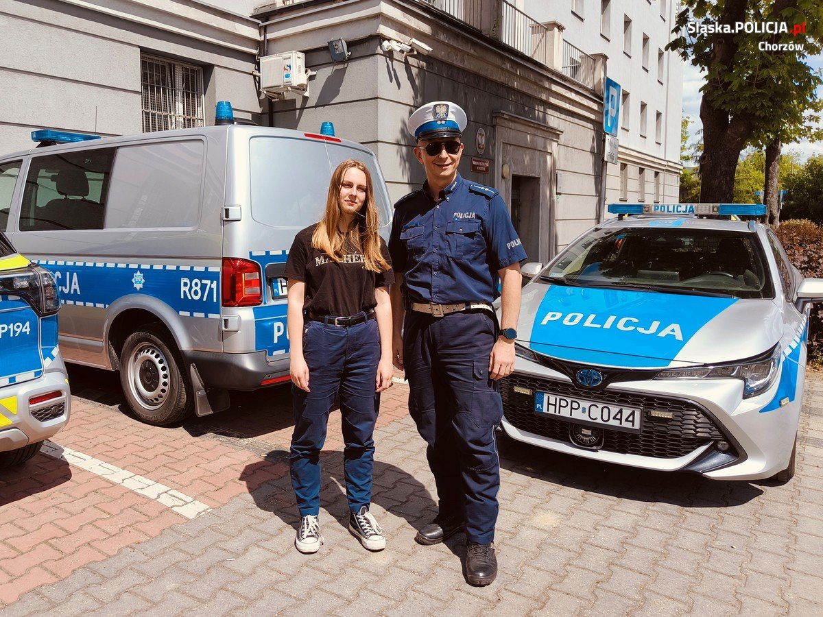Urodziny w komendzie! Wizyta młodej entuzjastki służb w chorzowskiej policji
