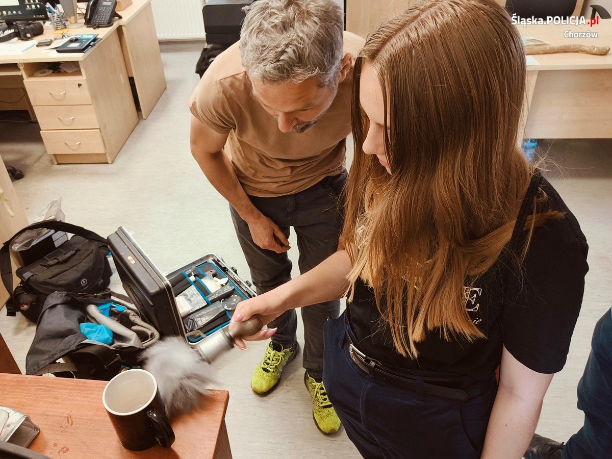 Urodziny w komendzie! Wizyta młodej entuzjastki służb w chorzowskiej policji