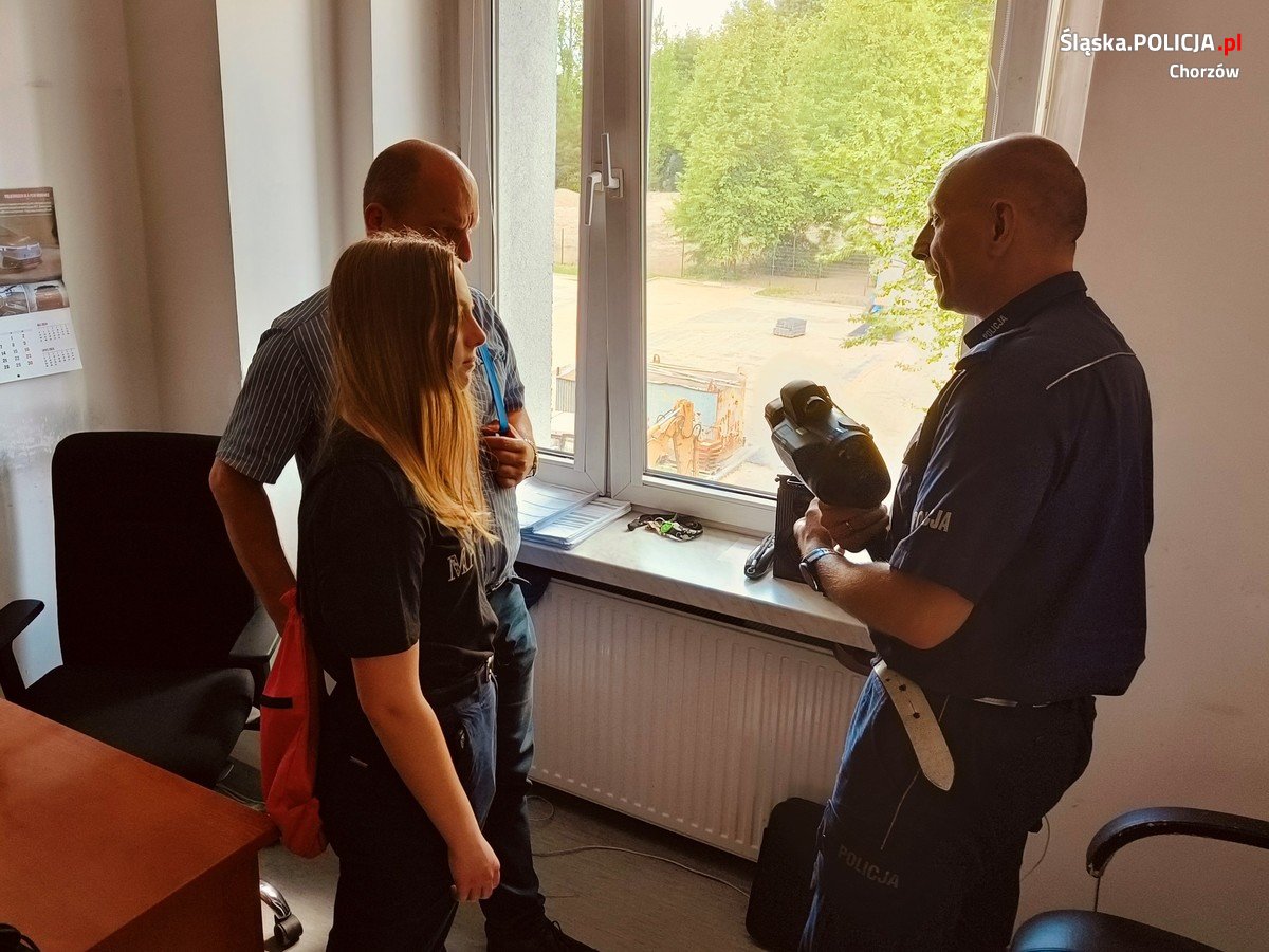 Urodziny w komendzie! Wizyta młodej entuzjastki służb w chorzowskiej policji