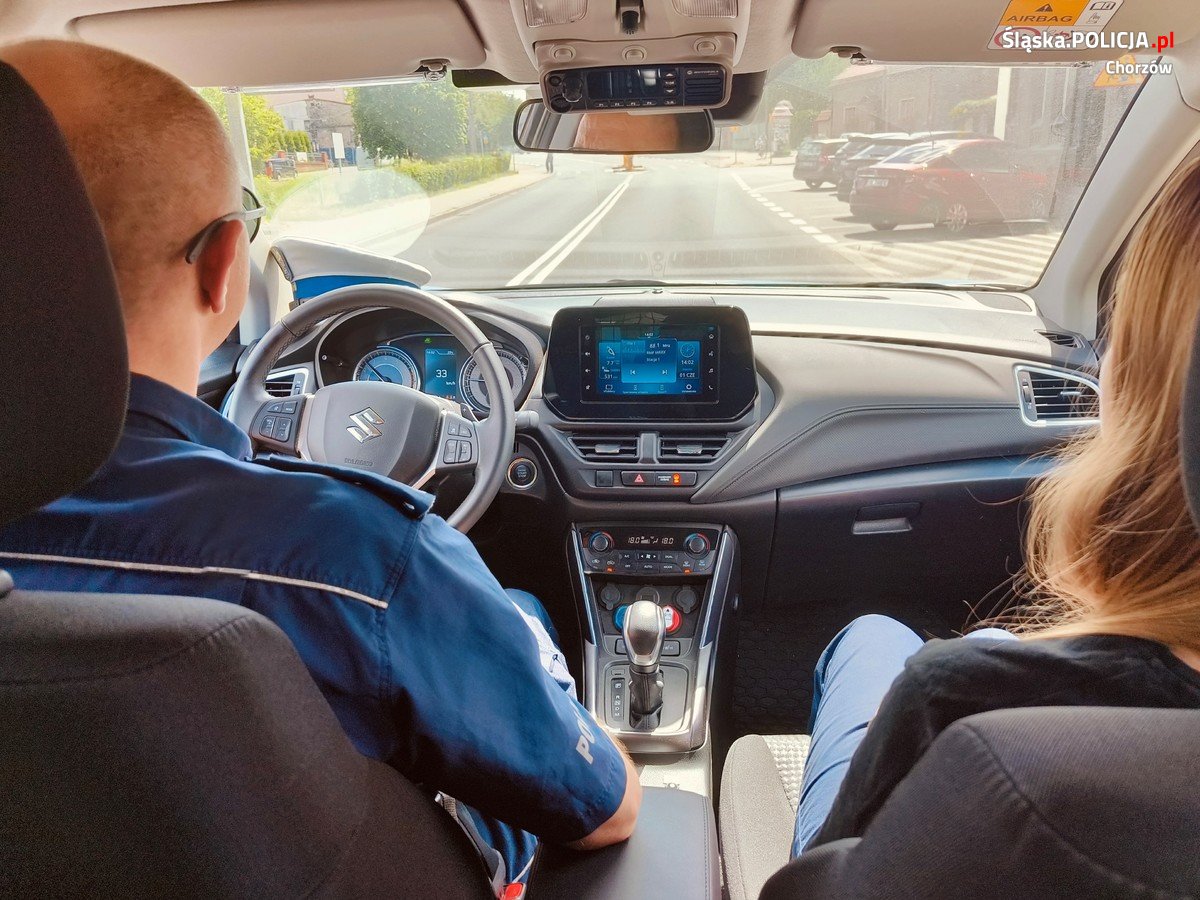 Urodziny w komendzie! Wizyta młodej entuzjastki służb w chorzowskiej policji