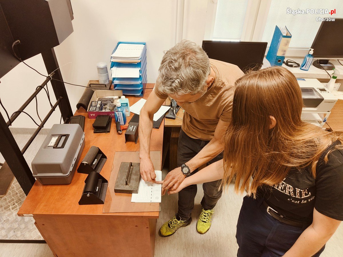 Urodziny w komendzie! Wizyta młodej entuzjastki służb w chorzowskiej policji
