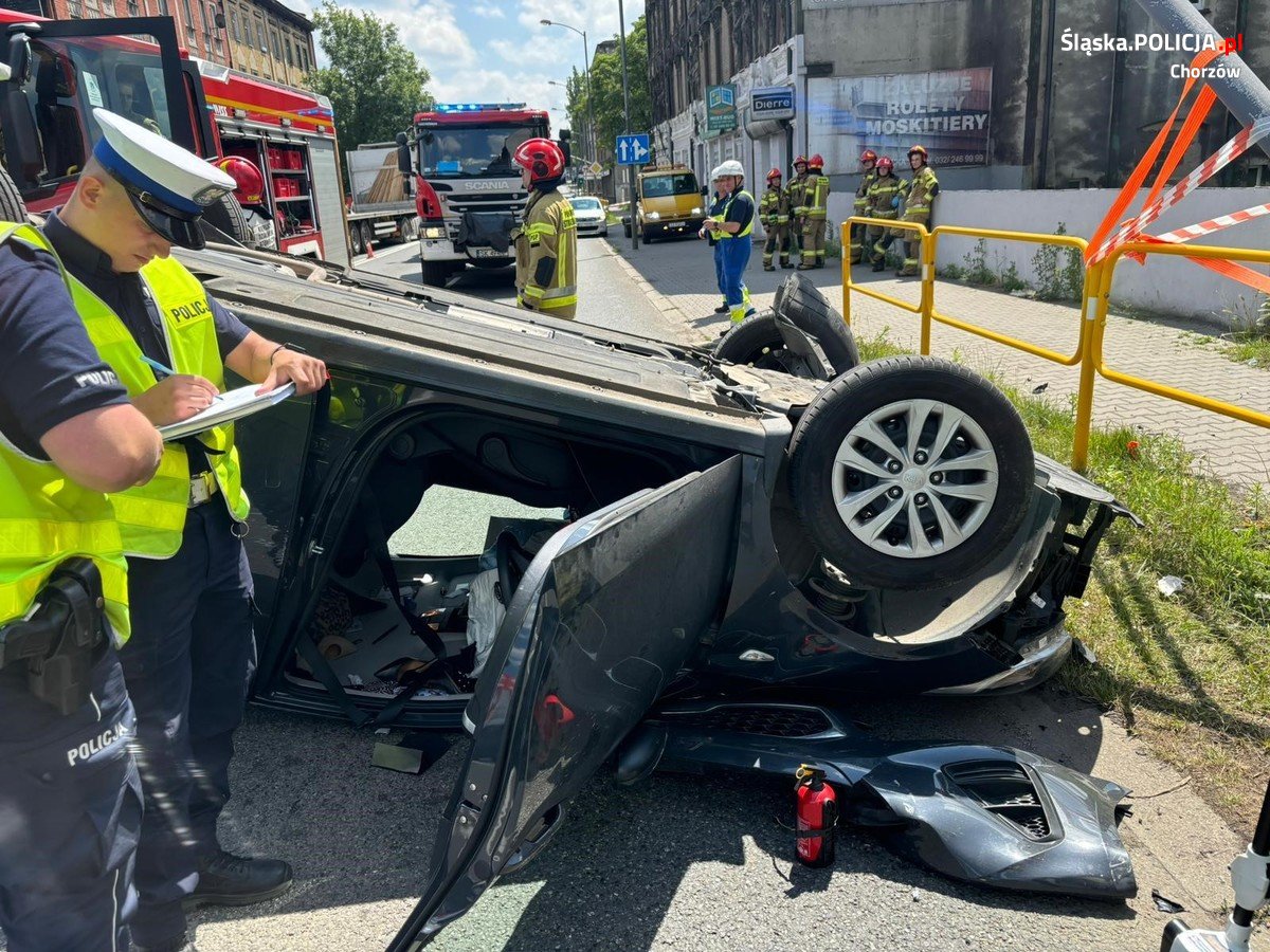 48-letnia mieszkanka Chorzowa dachowała samochodem!