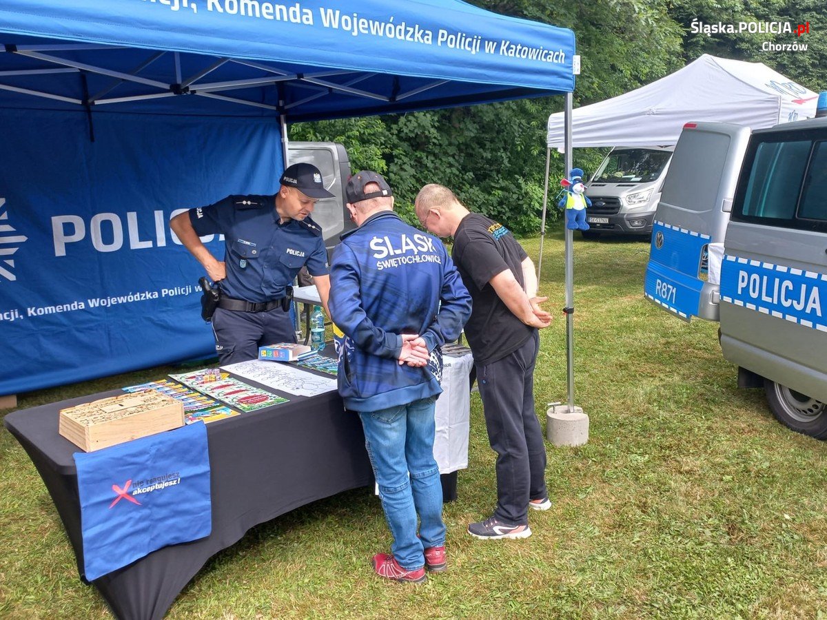 Policjanci na Wieczorze Marzeń w Zoo