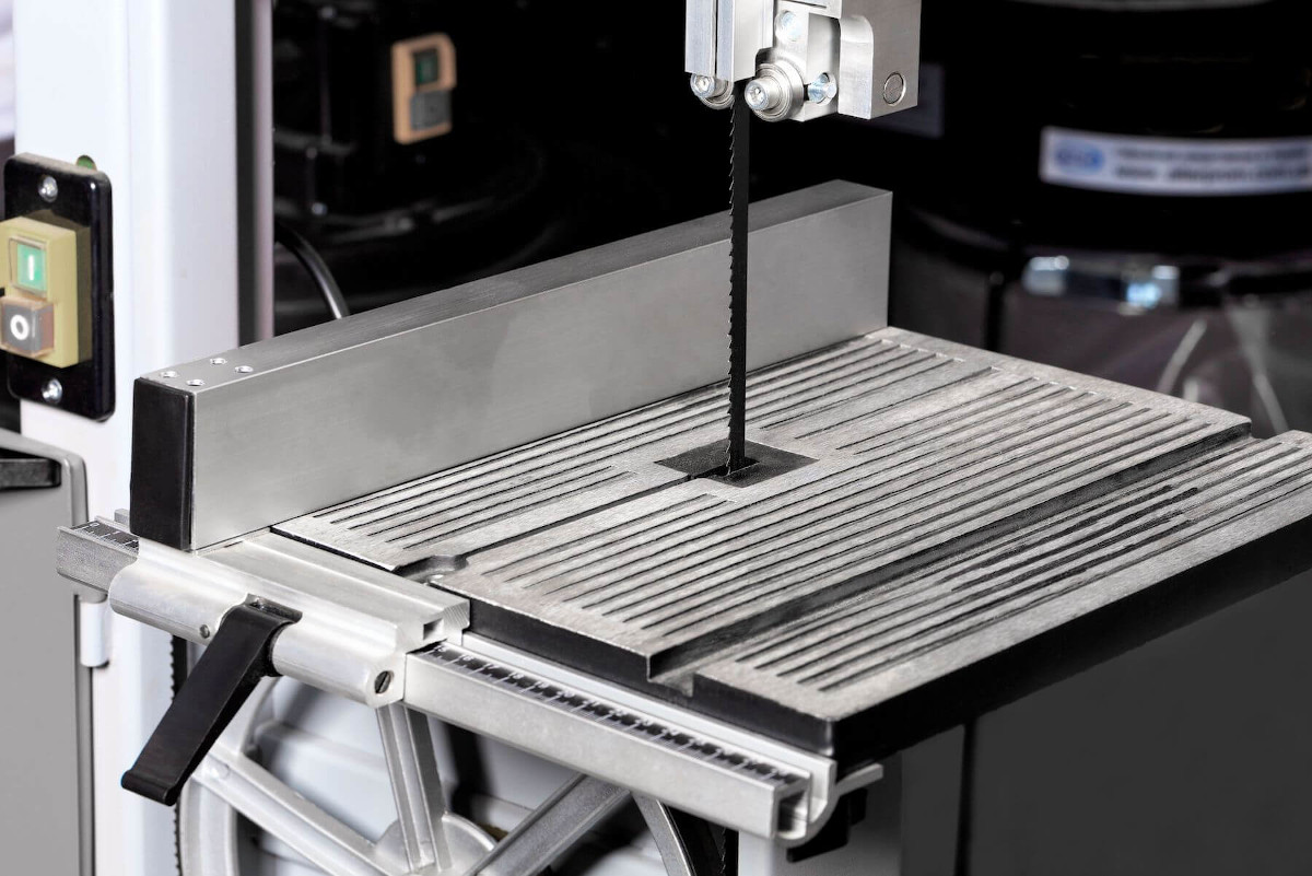 Cięcie piłą taśmową a tarczową - porównanie