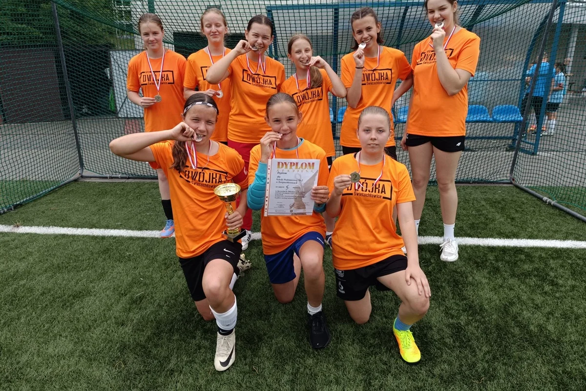 Sportowy koniec roku w SP2: srebro dla dziewcząt, piąte miejsce dla chłopców