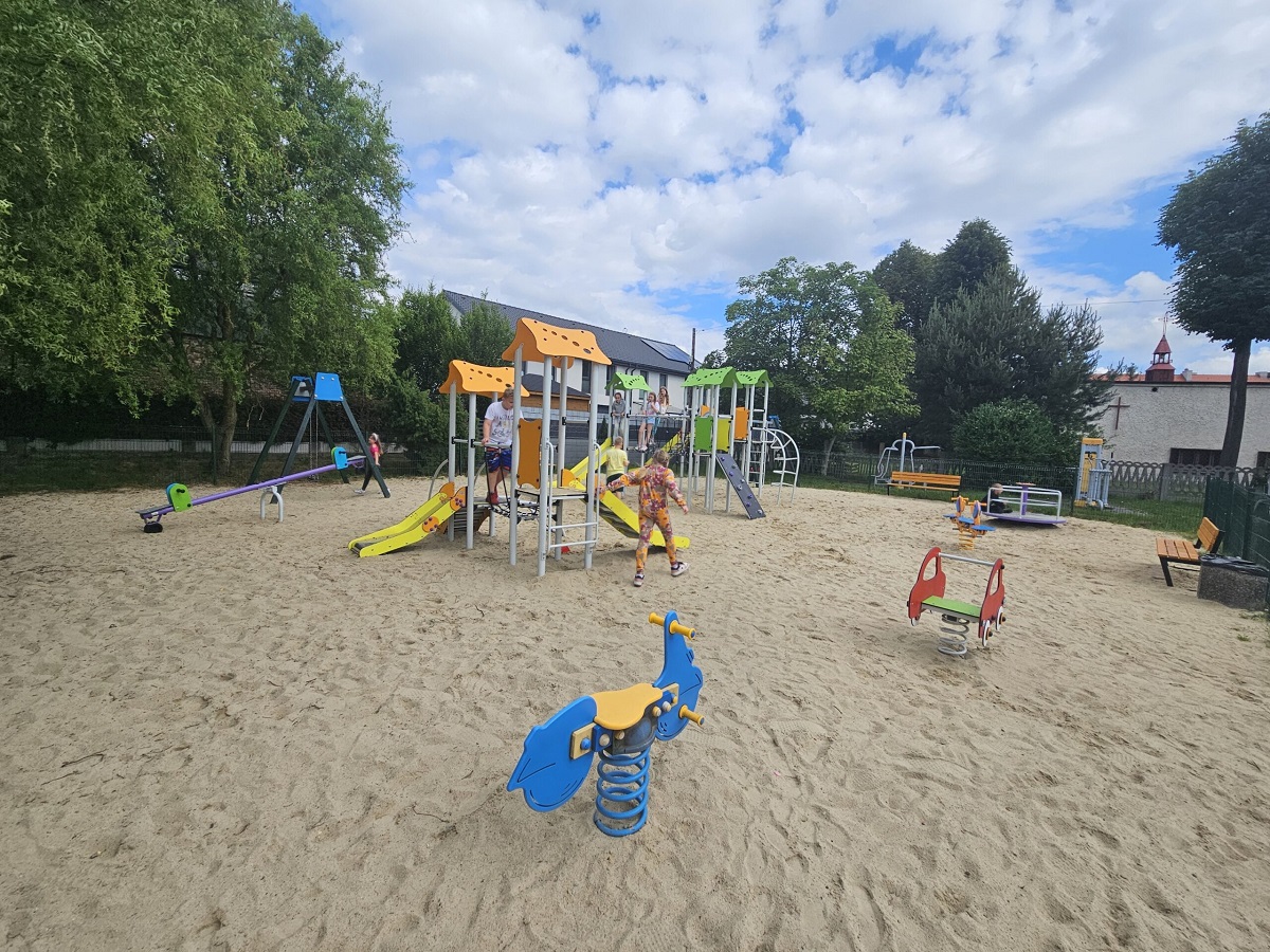 Zmodernizowany plac zabaw w Grzybowicach już służy dzieciom!