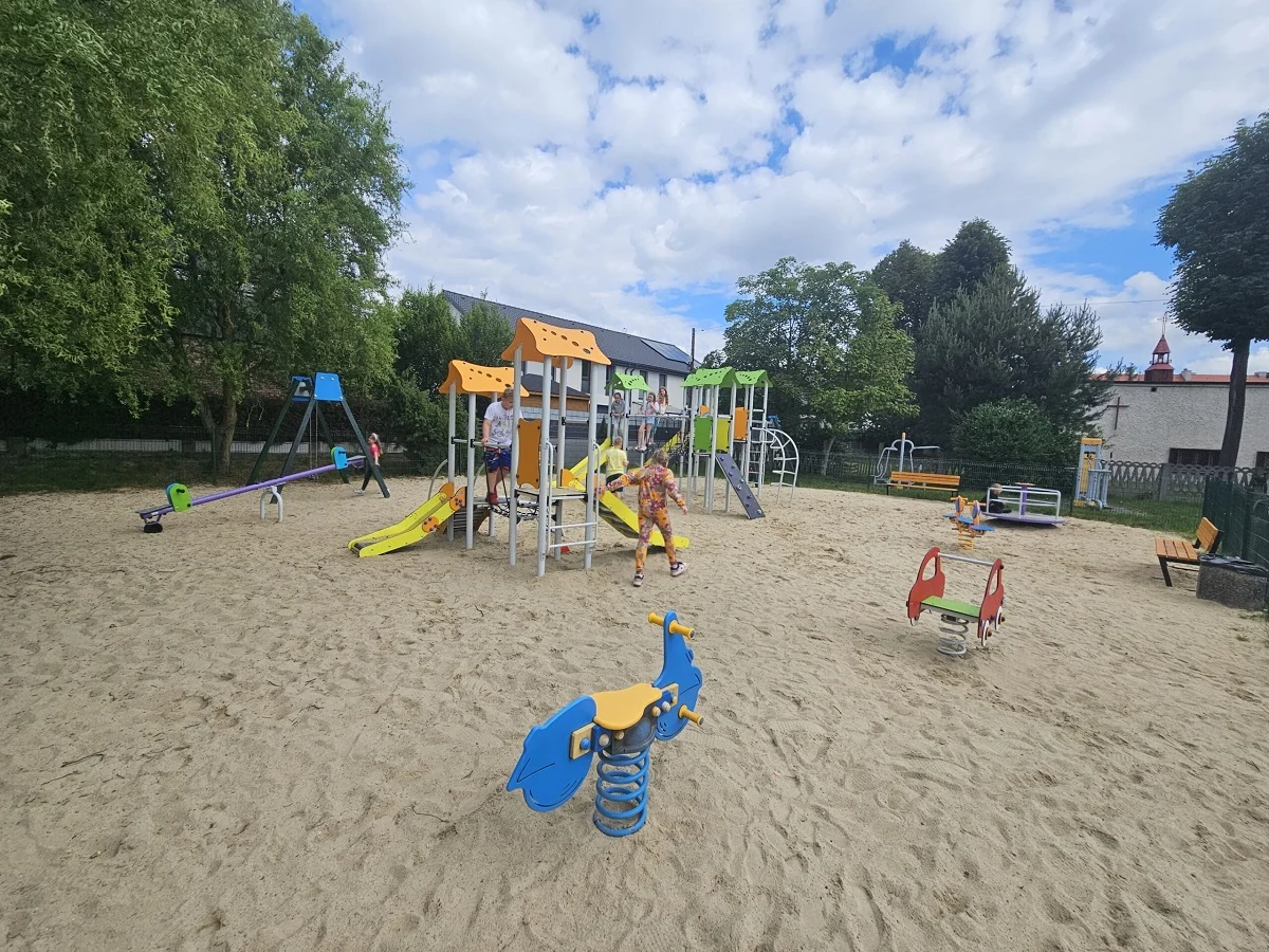 Zmodernizowany plac zabaw w Grzybowicach już służy dzieciom!