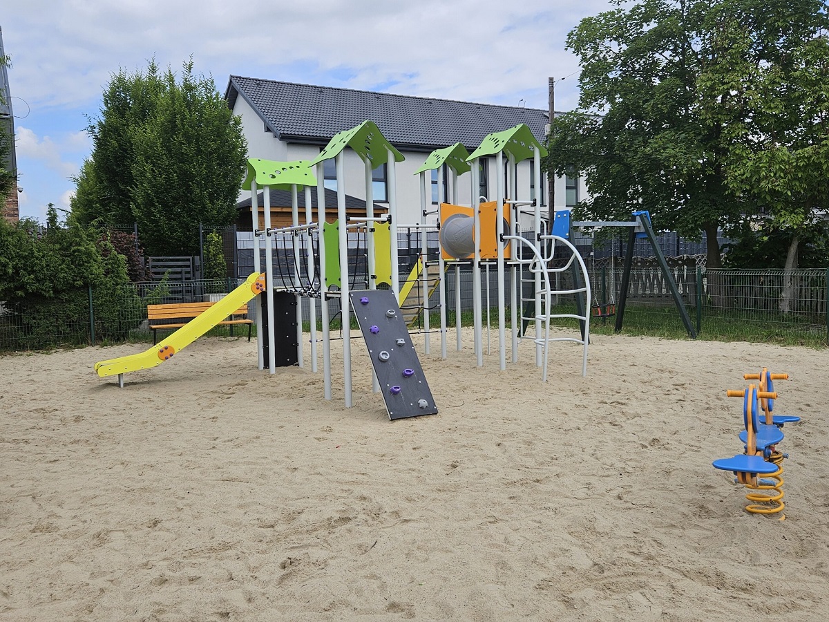 Zmodernizowany plac zabaw w Grzybowicach już służy dzieciom!