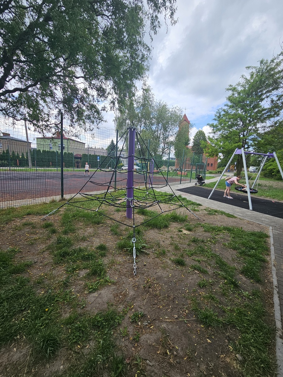 Zmodernizowany plac zabaw w Grzybowicach już służy dzieciom!