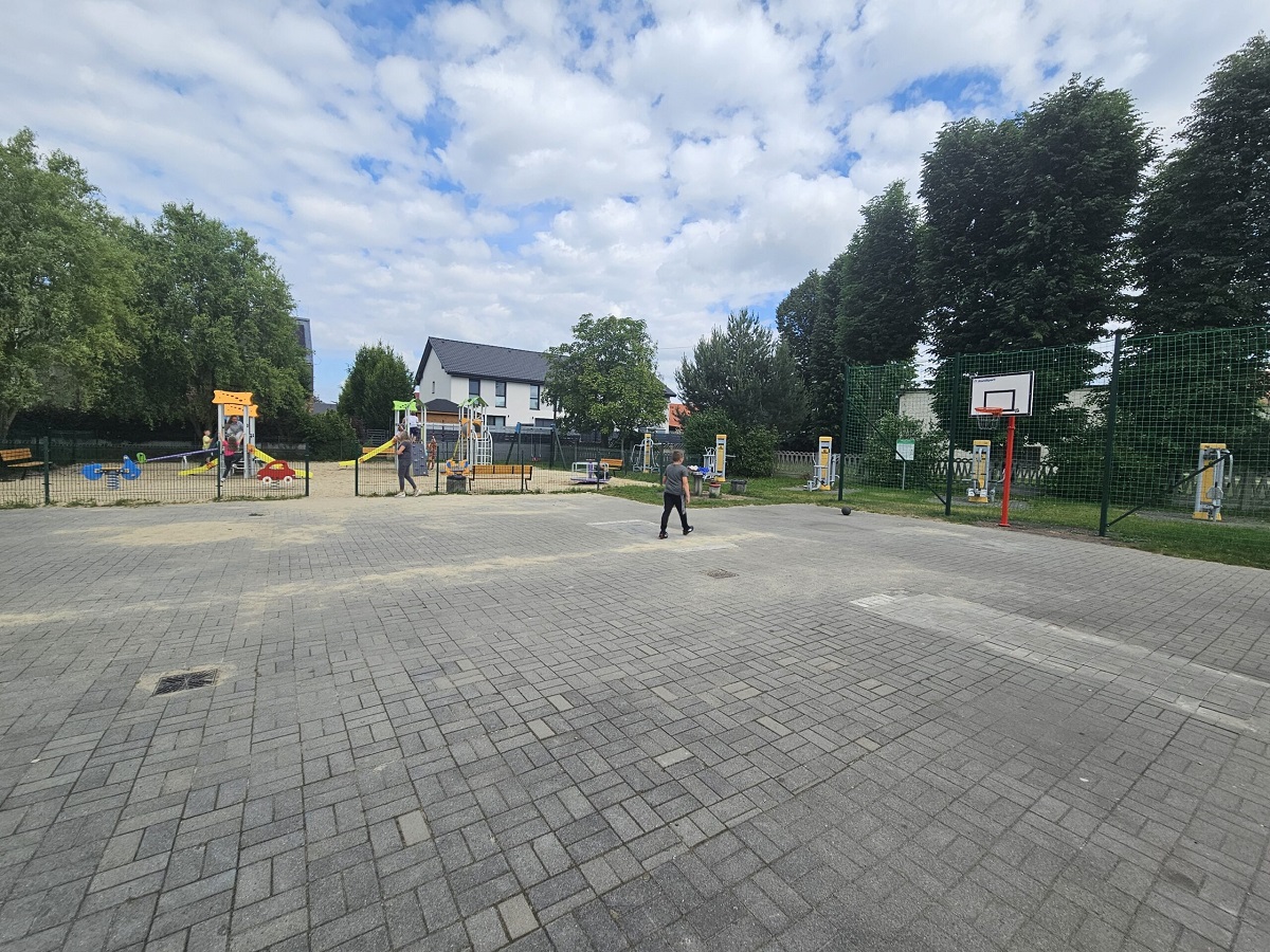 Zmodernizowany plac zabaw w Grzybowicach już służy dzieciom!