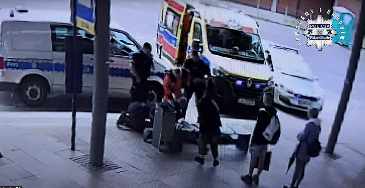 Policjanci z Piekar Śląskich reanimowali kobietę, która straciła przytomność [FILM]