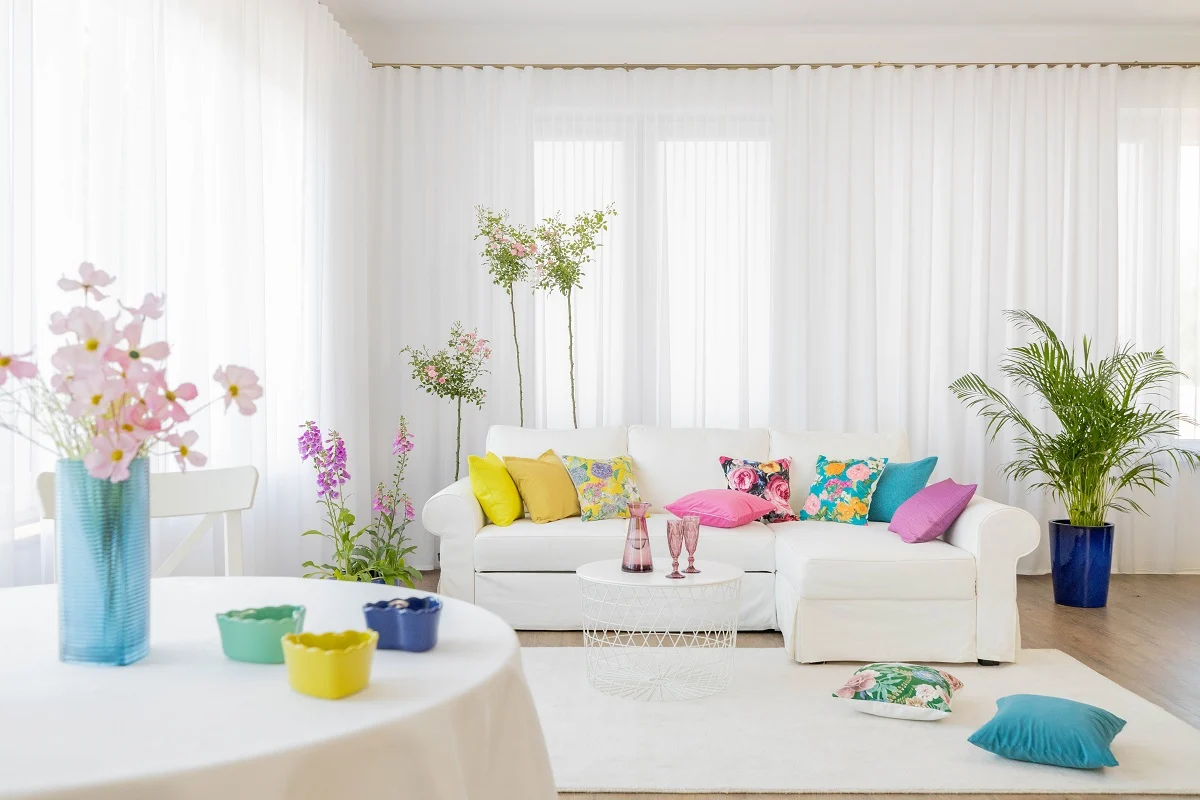 Odśwież wnętrze na lato: poduszki dekoracyjne w tropikalne i kwiatowe wzory