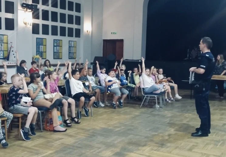 Dzielnicowy promował bezpieczeństwo nad wodą