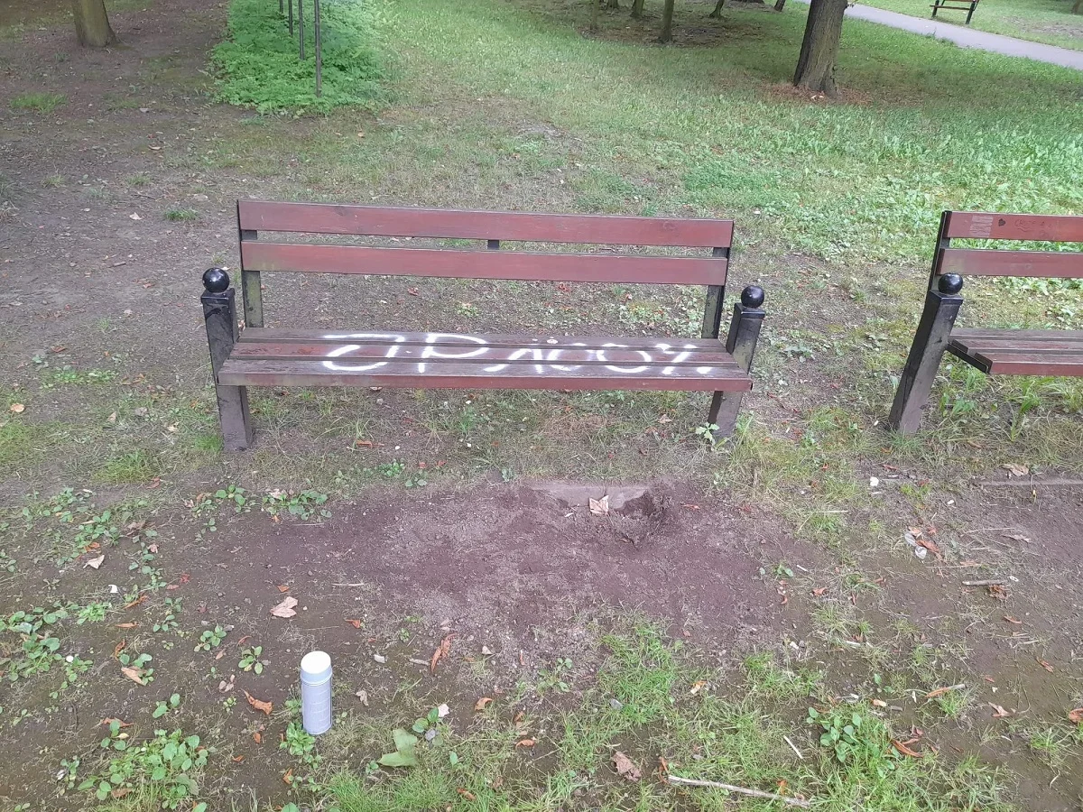 Zdewastowane ławki w Parku Kozioła w Rudzie Śląskiej. Strażnicy miejscy ujęli dwie osoby
