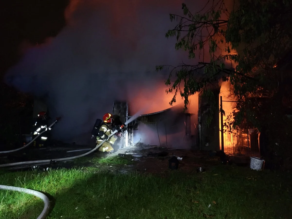 Pożar garażu Rudzie Śląskiej. Strażacy walczyli z płomieniami na ul. Narutowicza!