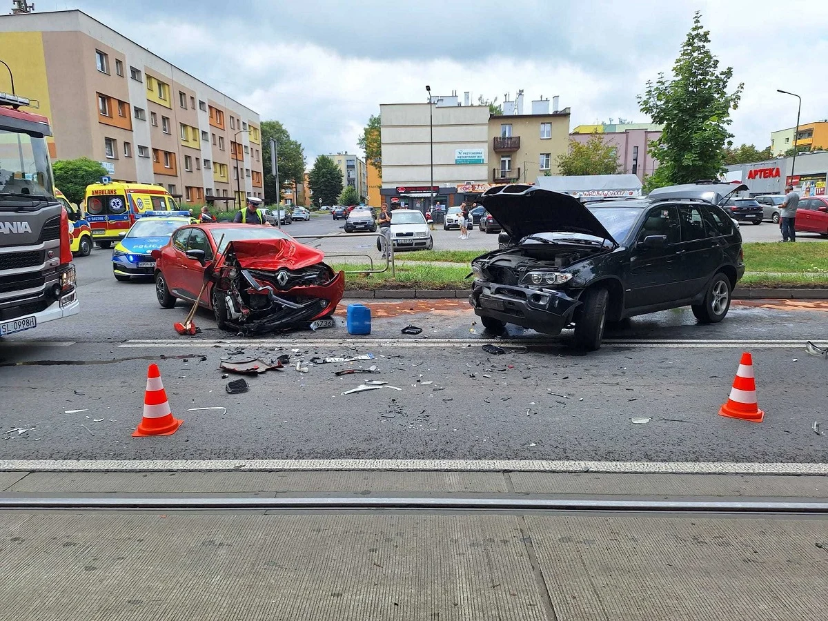 Kolizja dwóch samochodów na ulicy Karola Goduli w Rudzie Śląskiej [FOTO]