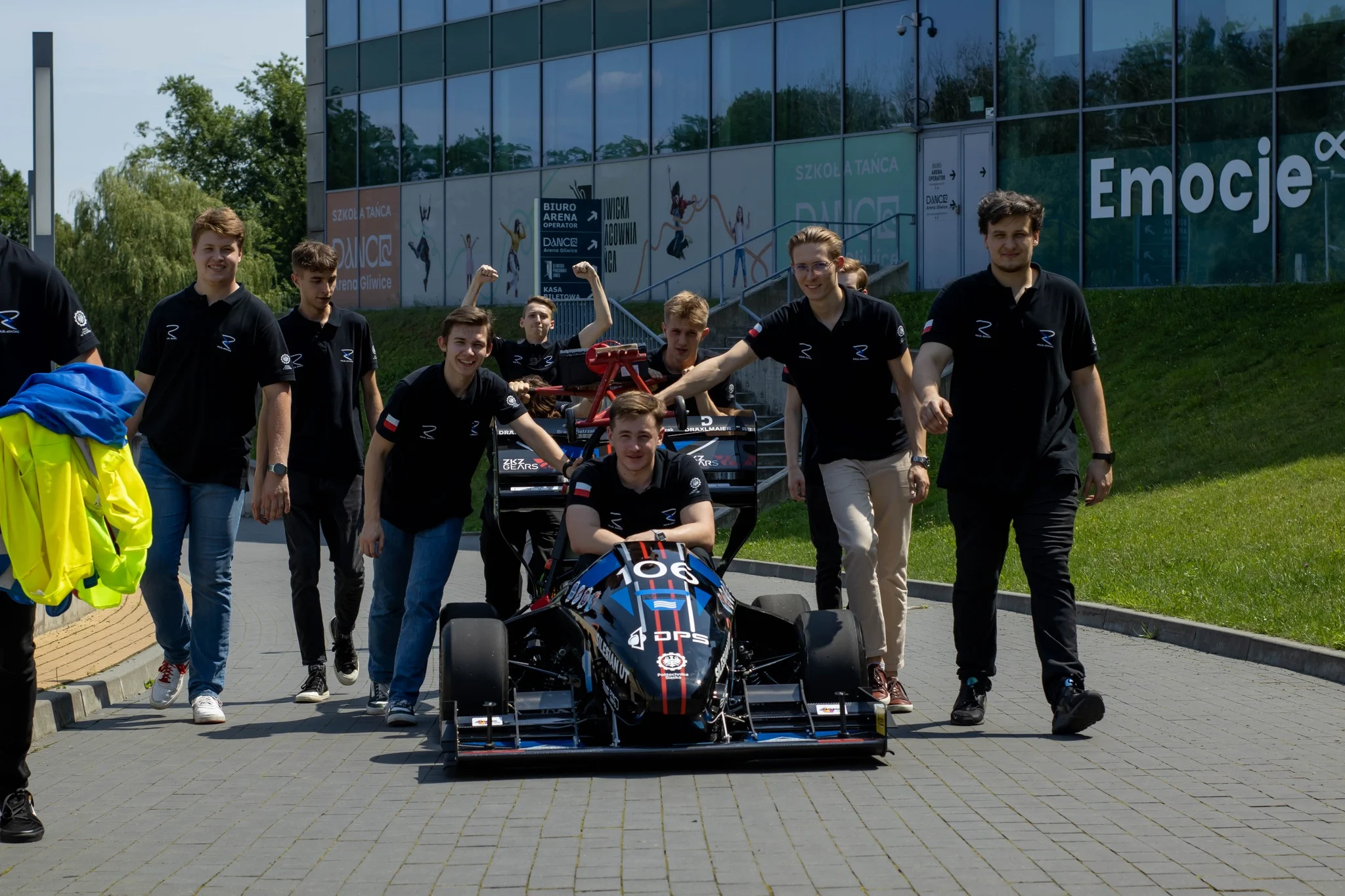 Studenci z Politechniki Śląskiej zaprezentowali  supernowoczesny elektryczny bolid. Start w międzynarodowych zawodach już wkrótce