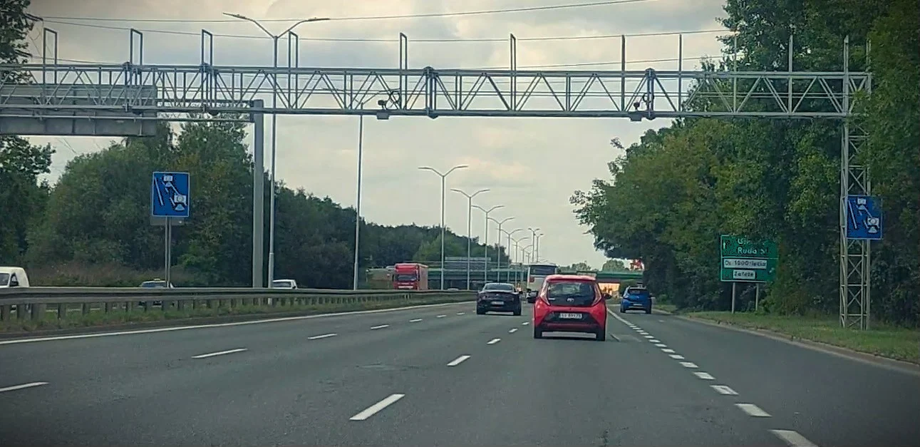 Odcinkowy pomiar prędkości na DTŚ już działa! Kierowcy noga z gazu