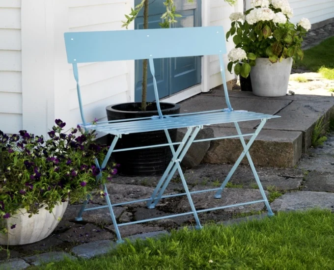 Przytulna restauracja z markowymi meblami ogrodowymi