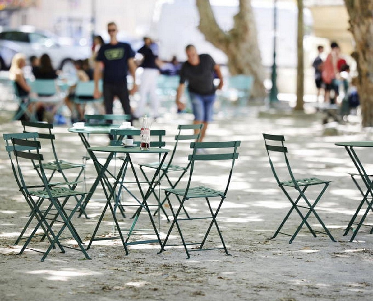 Przytulna restauracja z markowymi meblami ogrodowymi