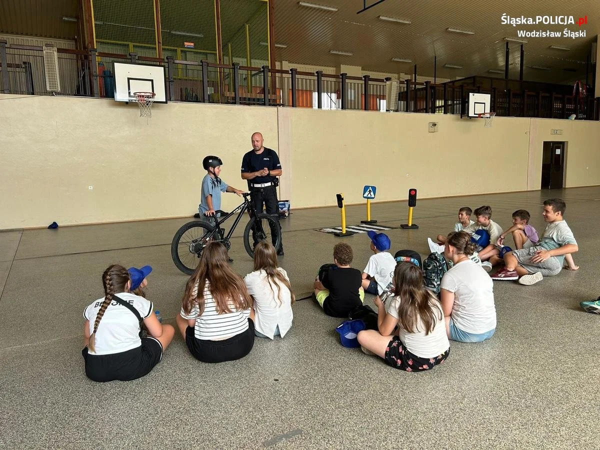 Wodzisławscy policjanci spotkali się z uczestnikami kolonii w Marklowicach
