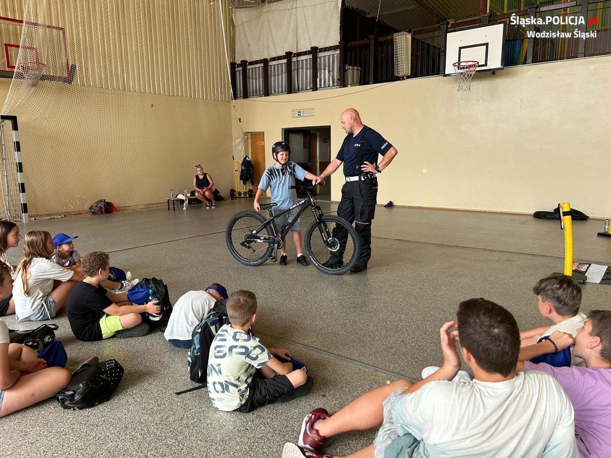 Wodzisławscy policjanci spotkali się z uczestnikami kolonii w Marklowicach