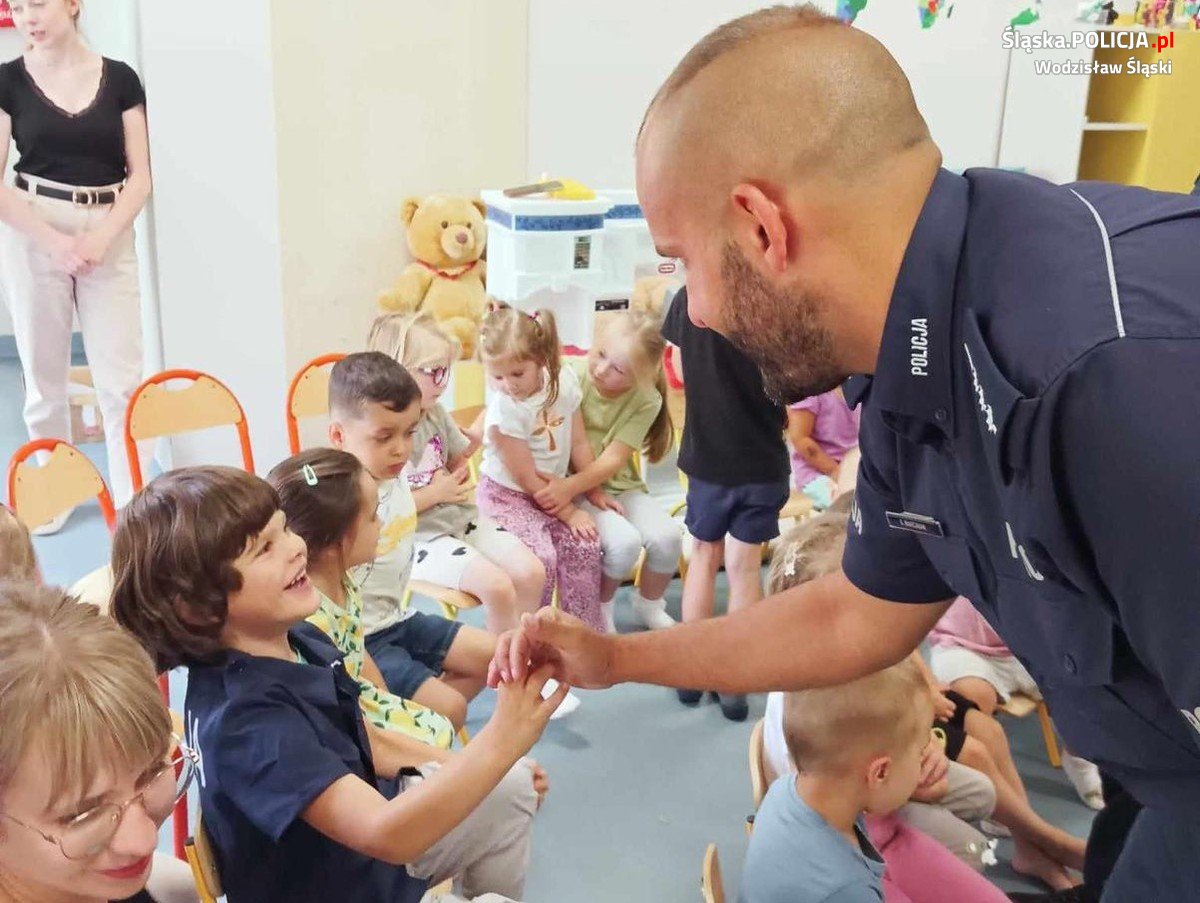 Wodzisławskie przedszkolaki złożyły życzenia policjantom!