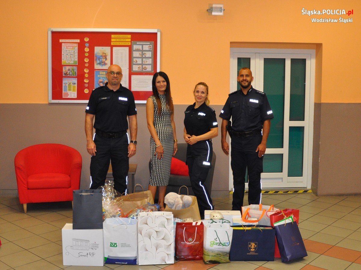 Policja z Wodzisławia Śląskiego przekazała podarunki podopiecznym placówek opiekuńczych