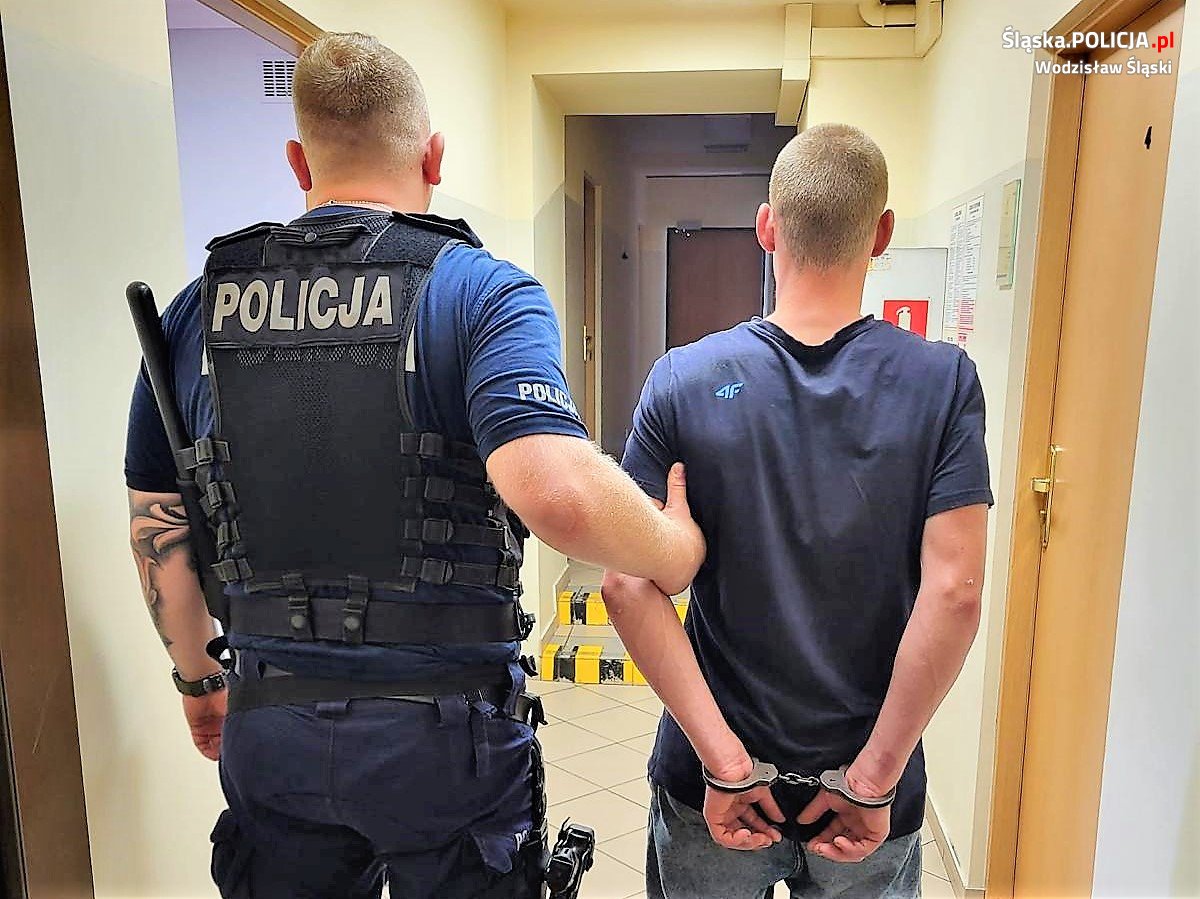 17-latek napadł na ratowników medycznych. Dołączył jego brat i ojciec